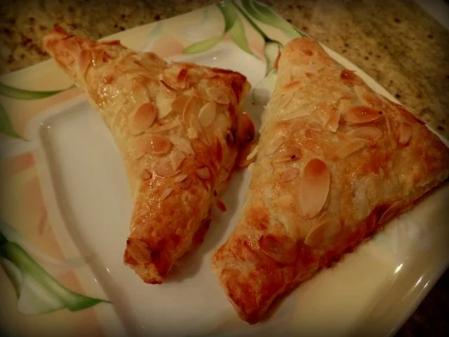 Birnen-Blätterteigtaschen mit Berberitzen und Ingwer; Gebäck - Rezept