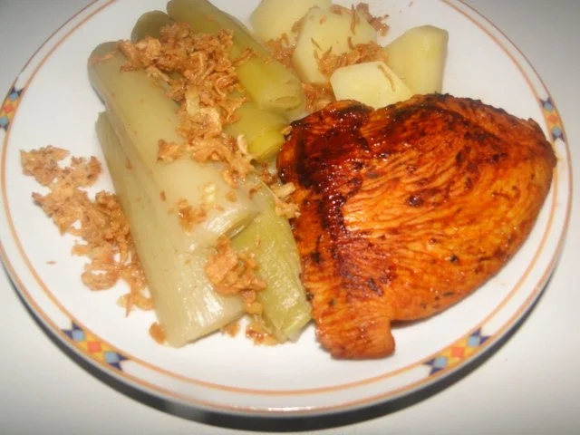 Rezept: Marinierte Putenbruststeaks vom Metzger mit Lauchstücke Marinierte Putenbruststeaks vom Metzger mit Lauchstücke - Rezept