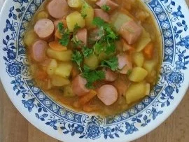 Rezept: Kartoffel- Karotten Eintopf mit Frankfurter Kartoffel- Karotten Eintopf mit Frankfurter - Rezept