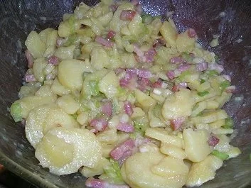Rezept: Warmer Kartoffelsalat mit Speck sehr lecker zu Bratfisch hier: Schellfischfilet Bild Nr. 3 Warmer Kartoffelsalat mit Speck sehr lecker zu Bratfisch hier: Schellfischfilet - Rezept - Bild Nr. 3