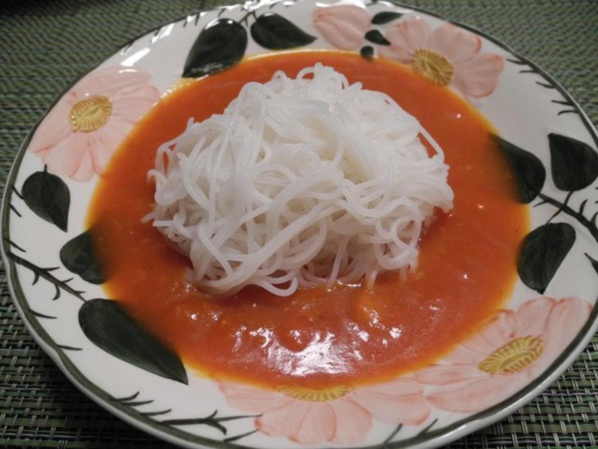 Reisnudeln mit Kürbis - Tomaten - Soße - Rezept