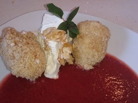 Topfennockerl auf Erdbeerfruchtspiegel mit Vanilleeis und Karamellmandeln - Rezept