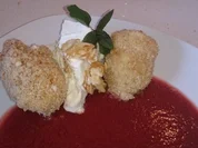 Topfennockerl auf Erdbeerfruchtspiegel mit Vanilleeis und Karamellmandeln - Rezept