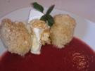 Topfennockerl auf Erdbeerfruchtspiegel mit Vanilleeis und Karamellmandeln - Rezept