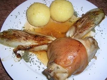 Haxen vom Spanferkel mit  geschmortem Chicorée und Klössen - Rezept