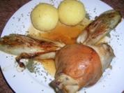 Haxen vom Spanferkel mit  geschmortem Chicorée und Klössen - Rezept