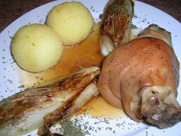 Haxen vom Spanferkel mit  geschmortem Chicorée und Klössen - Rezept - Bild Nr. 2