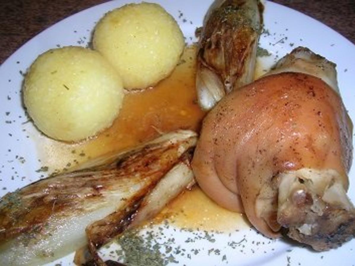 Haxen vom Spanferkel mit geschmortem Chicorée und Klössen - einfach ... Haxen vom Spanferkel mit geschmortem Chicorée und Klössen - einfach ...