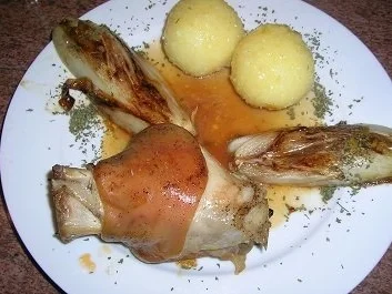 Haxen vom Spanferkel mit  geschmortem Chicorée und Klössen - Rezept - Bild Nr. 3