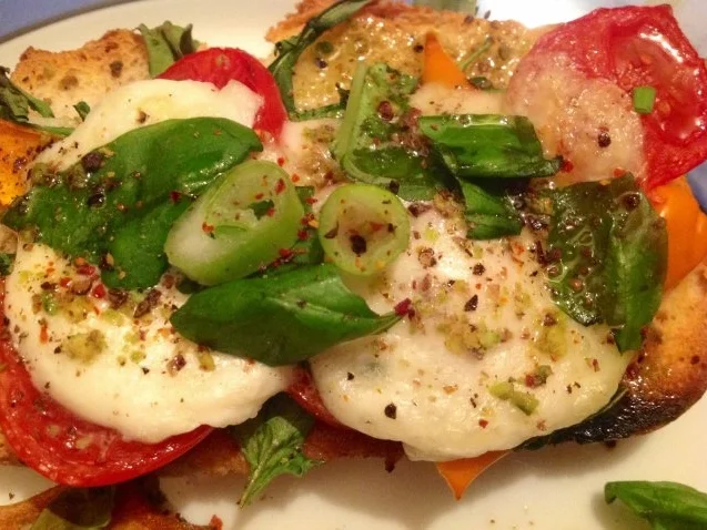 Crostini mit Tomaten und Mozzarella - Rezept - Bild Nr. 2