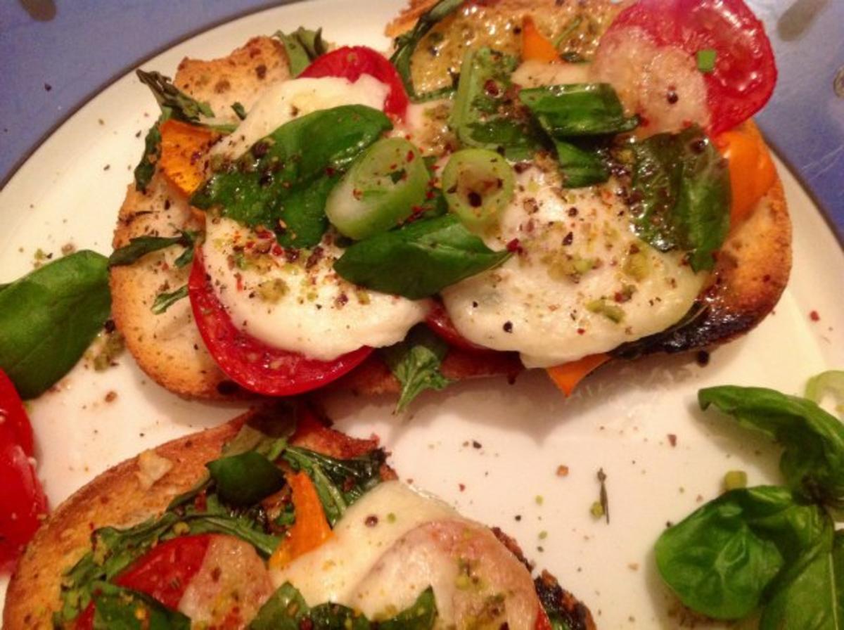 Crostini mit Tomaten und Mozzarella - Rezept - Bild Nr. 4