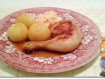 Hähnchenschenkel mit Kartoffelklöße und Selleriesalat dazu - Rezept