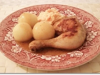 Hähnchenschenkel mit Kartoffelklöße und Selleriesalat dazu - Rezept - Bild Nr. 2