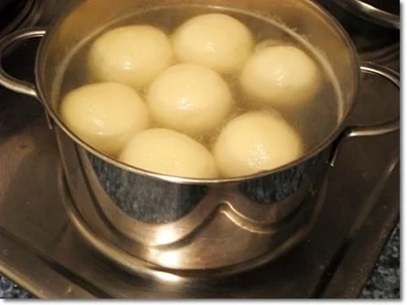 Hähnchenschenkel mit Kartoffelklöße und Selleriesalat dazu - Rezept - Bild Nr. 15