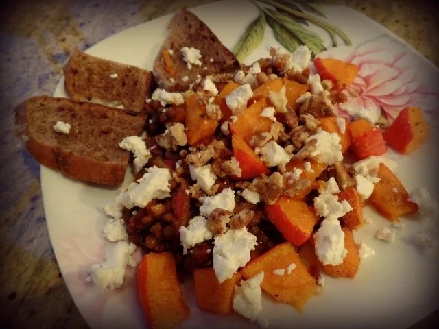 Kürbis-Linsen-Salat mit Ziegenkäse und karamellisierten Walnüssen - Rezept