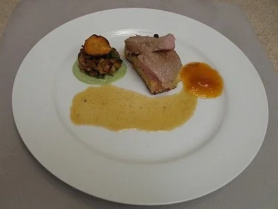 Kalbsrücken aus der Prignitz auf Pofesen mit Pilztatar und Aprikosen - Rezept