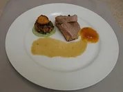 Kalbsrücken aus der Prignitz auf Pofesen mit Pilztatar und Aprikosen - Rezept