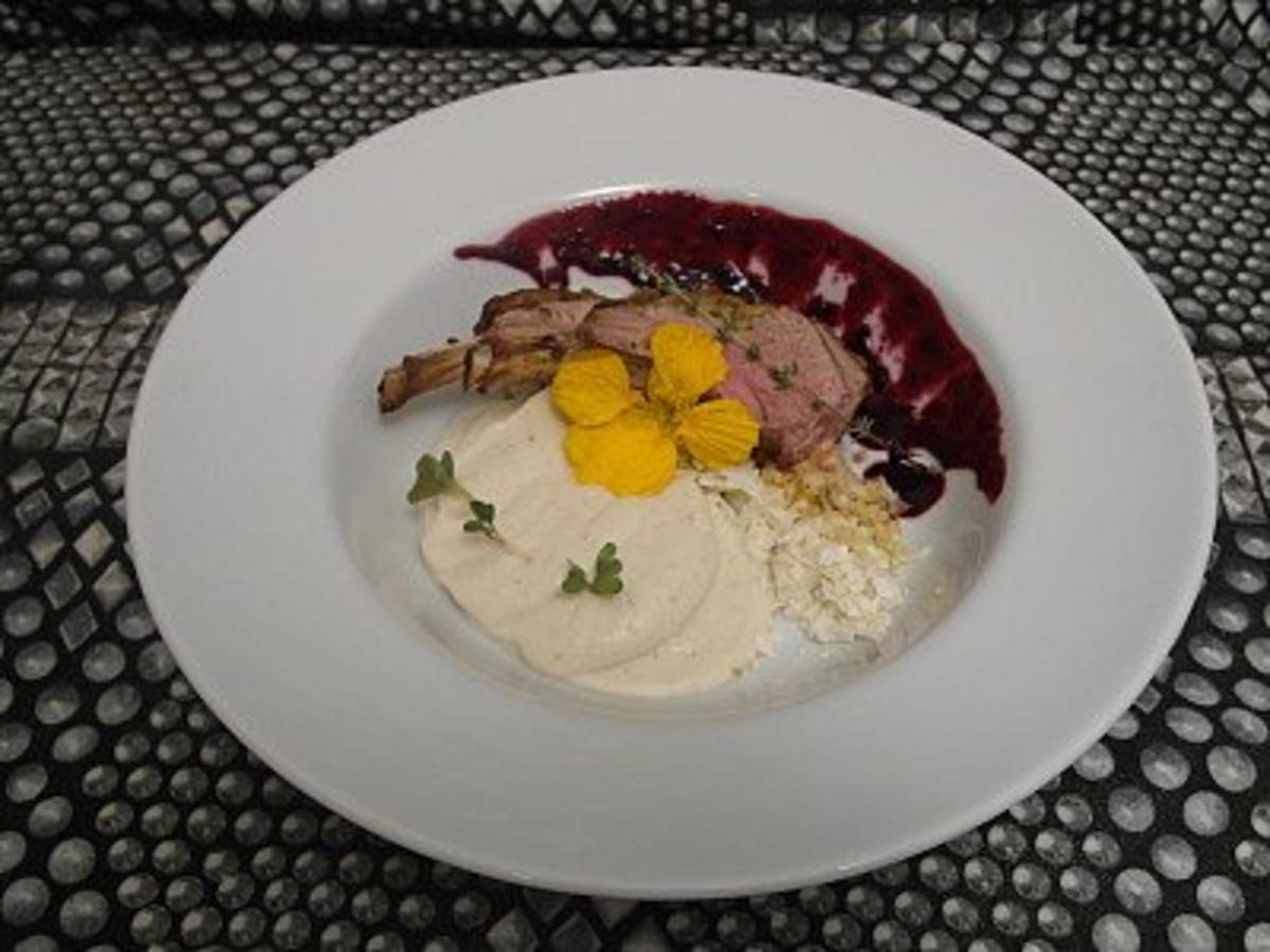 Lammkarree mit Kräuterkruste auf Dreierlei vom Blumenkohl mit süß-sauren Heidelbeeren - Rezept