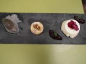 Schwarzes Sesameis, Panna Cotta mit Brombeerenspiegel und White Chocolate Cookie - Rezept