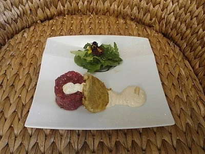 Tatar vom Ochsenfilet, Mandelmayonnaise, Rösti, Sommersalat - Rezept