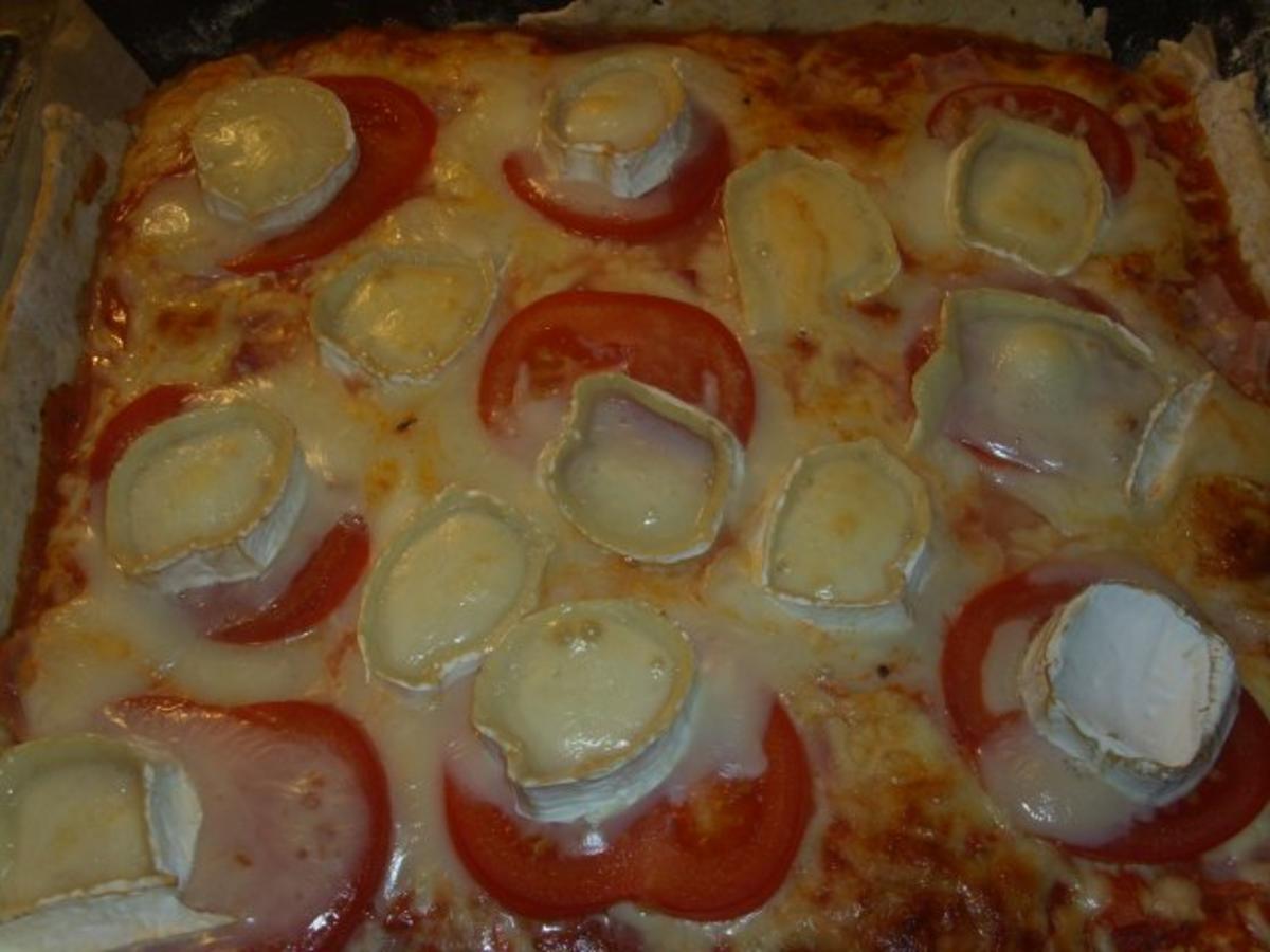 Pizza mit Tomate Schinken und Ziegenkäse - Rezept - kochbar.de