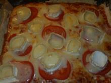 Pizza mit Tomate Schinken und Ziegenkäse - Rezept