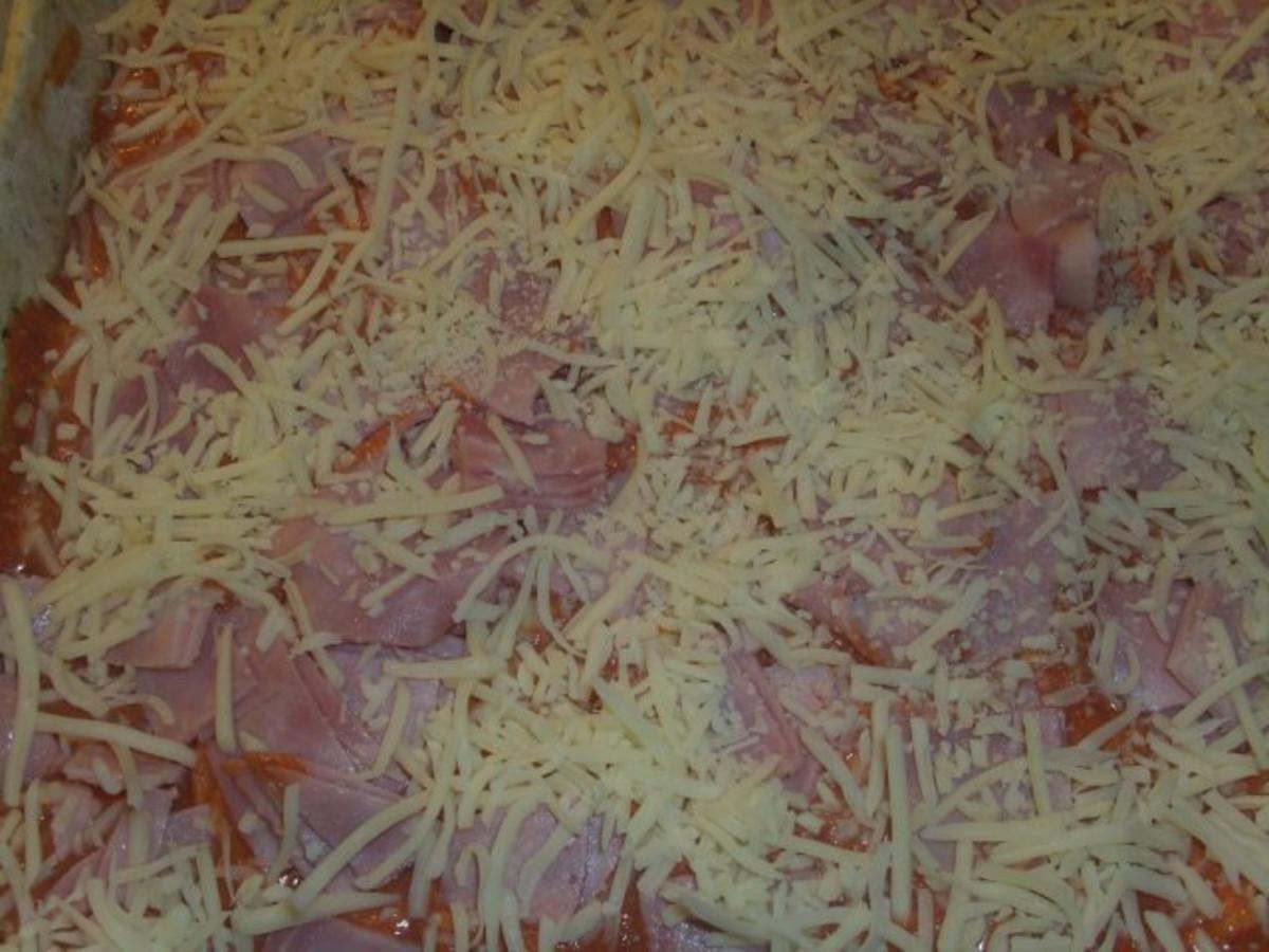 Pizza mit Tomate Schinken und Ziegenkäse - Rezept - Bild Nr. 5