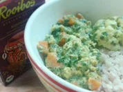 Blumenkohl-Erdnuss-Curry mit Roobois-Tee - Rezept