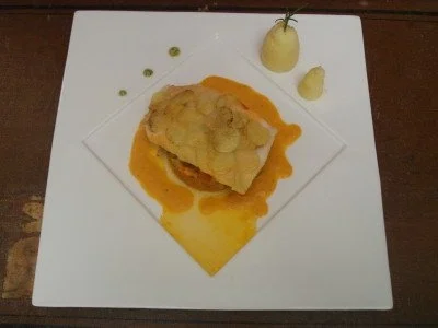 Loup de mer à la ligne (Wolfsbarsch) mit Kartoffelkruste auf Ratatouille und Rosmarinpüree - Rezept