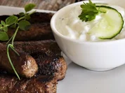 Hackfleischröllchen mit Fetakäse, Zaziki und „Ouzo-Spritz“ - Rezept