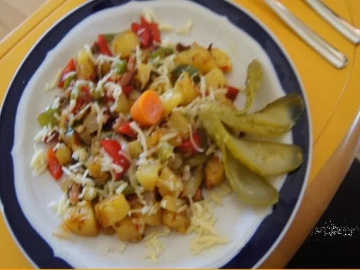 Bratkartoffelpfanne mit Speck und Gemüse - Rezept