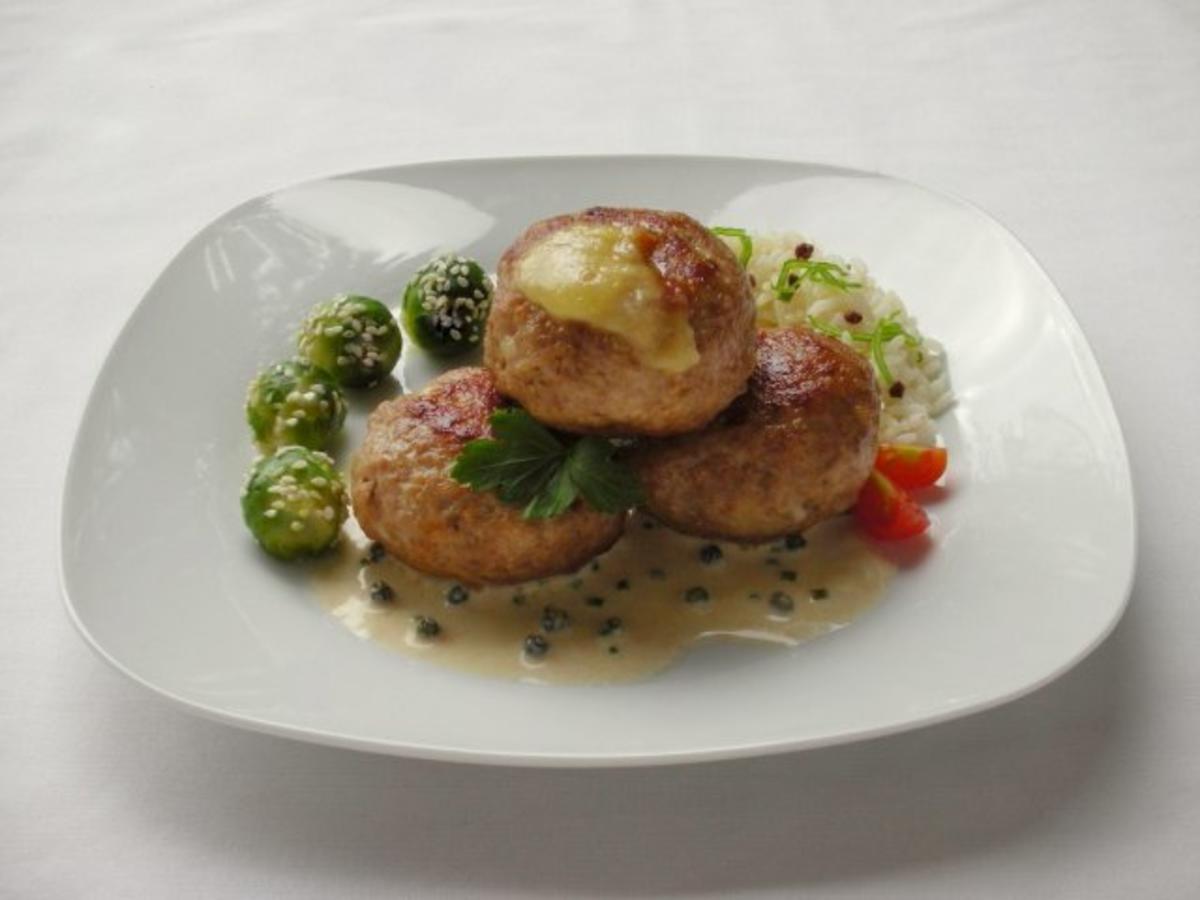 Frikadellen mit Rosenkohl Käse Füllung an Weißweinsauce - einfach - von ... Frikadellen mit Rosenkohl Käse Füllung an Weißweinsauce - einfach - von ...