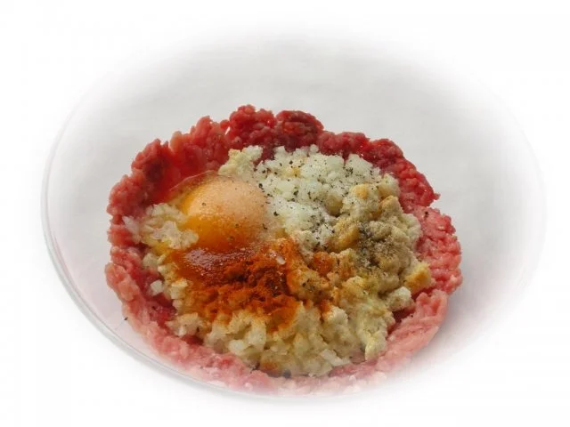 Frikadellen mit Rosenkohl-Käse Füllung an Weißweinsauce - Rezept - Bild Nr. 3