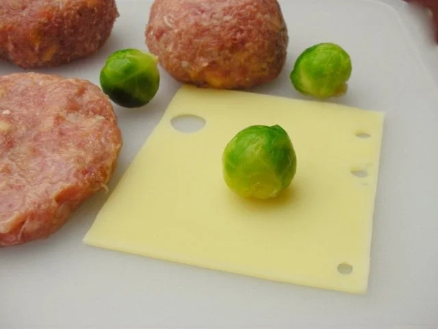 Frikadellen mit Rosenkohl-Käse Füllung an Weißweinsauce - Rezept - Bild Nr. 5