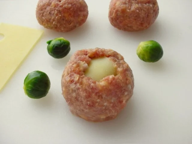 Frikadellen mit Rosenkohl-Käse Füllung an Weißweinsauce - Rezept - Bild Nr. 6