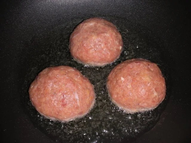 Frikadellen mit Rosenkohl-Käse Füllung an Weißweinsauce - Rezept - Bild Nr. 7