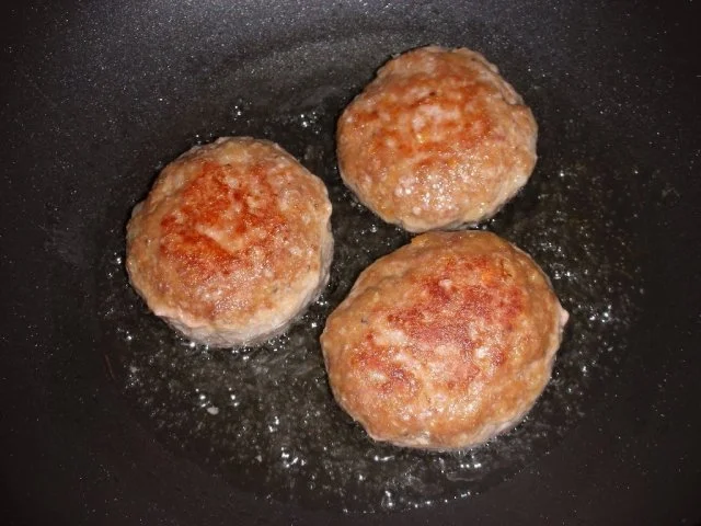 Frikadellen mit Rosenkohl-Käse Füllung an Weißweinsauce - Rezept - Bild Nr. 8