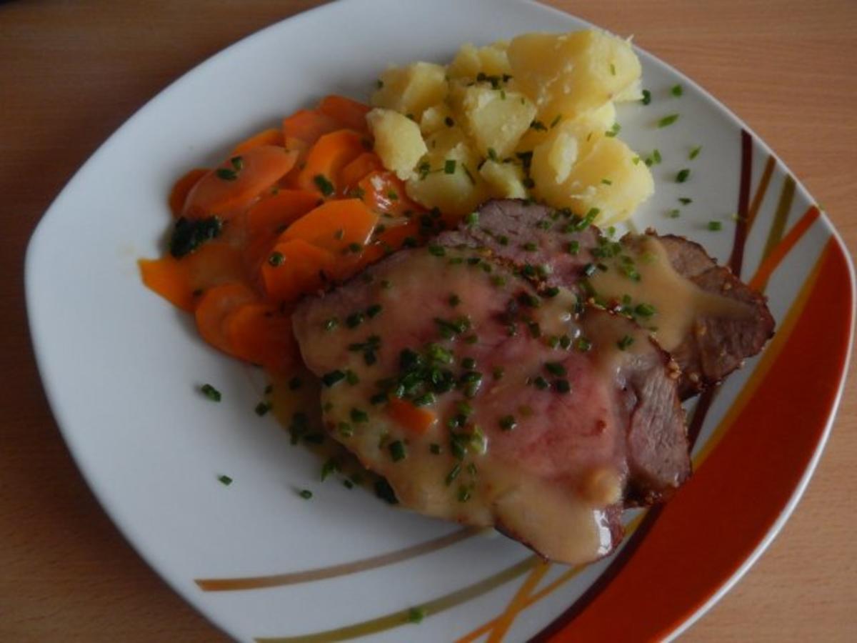 Bilder für Schweinebraten mit Sesam-Honig-Kruste und Möhrengemüse - Rezept