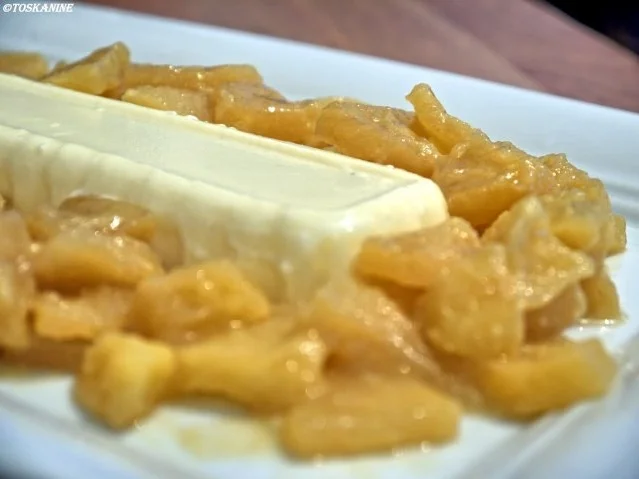 Holunderblüten-Joghurt-Dessert mit karamellisierten Sherry-Äpfeln - Rezept