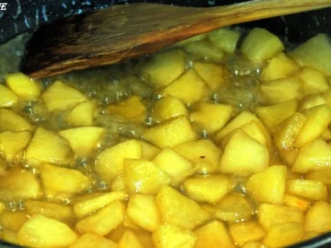 Holunderblüten-Joghurt-Dessert mit karamellisierten Sherry-Äpfeln - Rezept - Bild Nr. 4