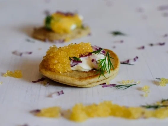 Buchweizenblinis mit Maränenrogen - Rezept - Bild Nr. 2