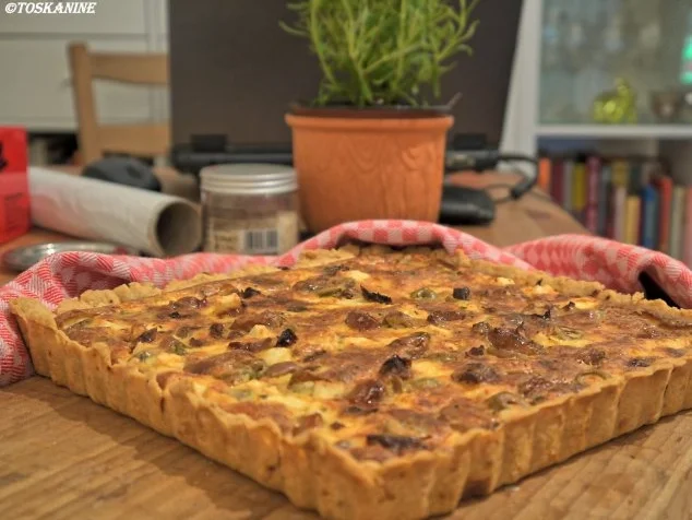 Mediterrane Ziegenkäsetarte mit karamellisiertem Knoblauch - Rezept - Bild Nr. 14
