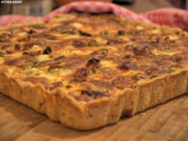 Mediterrane Ziegenkäsetarte mit karamellisiertem Knoblauch - Rezept