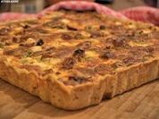 Mediterrane Ziegenkäsetarte mit karamellisiertem Knoblauch - Rezept