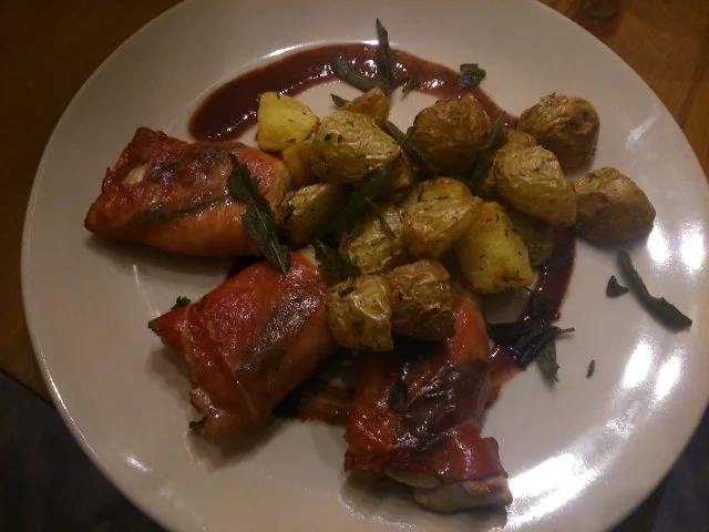 Rezept: Hähnchen- Saltimbocca mit Rosmarinkartöffelchen, Rotweinreduktion und knusprigem Salbei Bild Nr. 3 Hähnchen- Saltimbocca mit Rosmarinkartöffelchen, Rotweinreduktion und knusprigem Salbei - Rezept - Bild Nr. 3