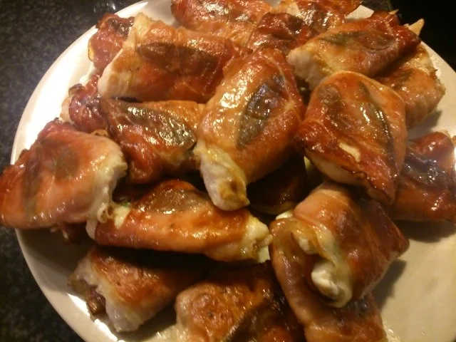 Rezept: Hähnchen- Saltimbocca mit Rosmarinkartöffelchen, Rotweinreduktion und knusprigem Salbei Bild Nr. 5 Hähnchen- Saltimbocca mit Rosmarinkartöffelchen, Rotweinreduktion und knusprigem Salbei - Rezept - Bild Nr. 5