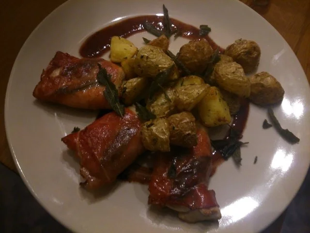 Rezept: Hähnchen- Saltimbocca mit Rosmarinkartöffelchen, Rotweinreduktion und knusprigem Salbei Bild Nr. 6 Hähnchen- Saltimbocca mit Rosmarinkartöffelchen, Rotweinreduktion und knusprigem Salbei - Rezept - Bild Nr. 6