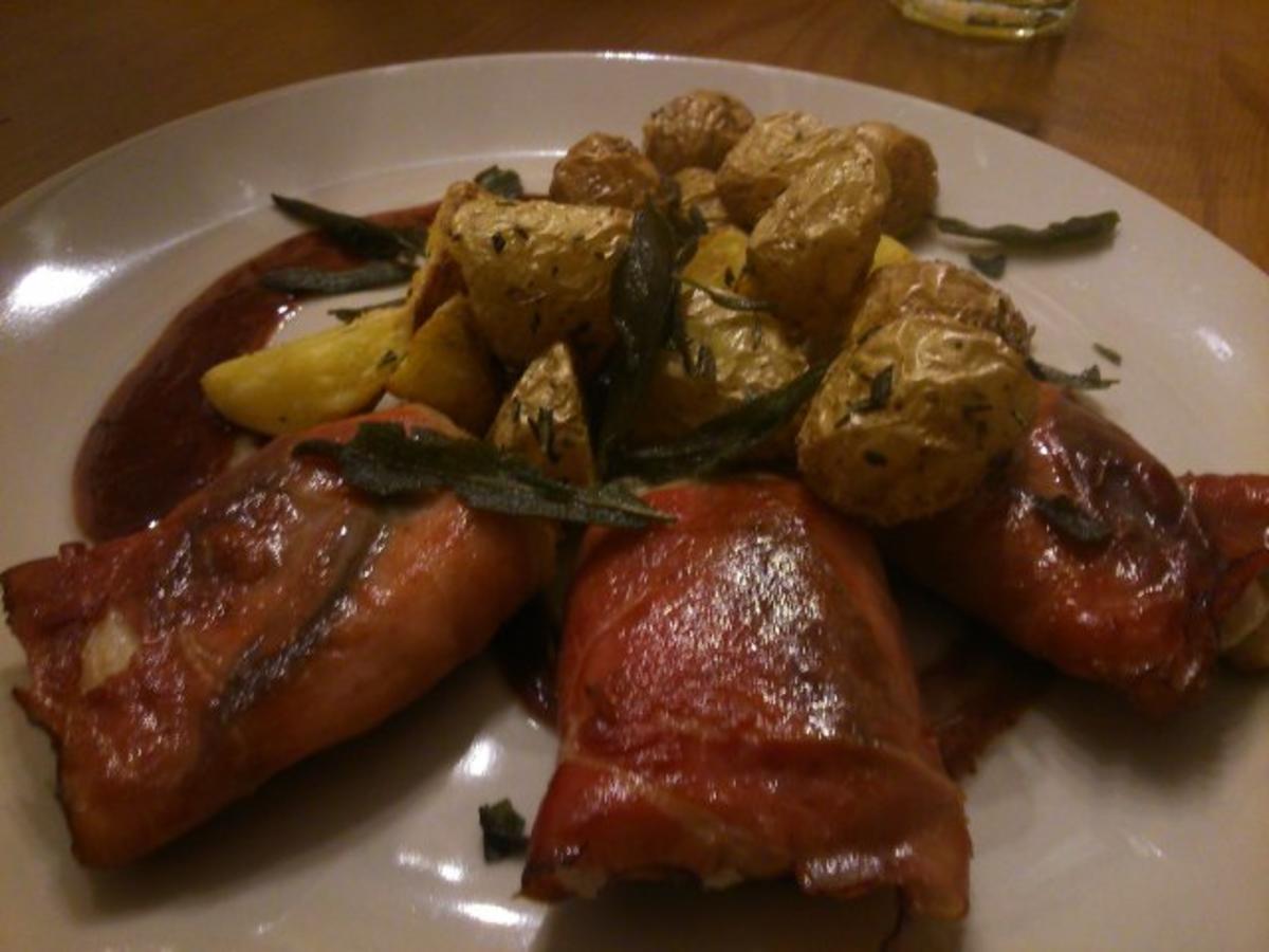 Bilder für Hähnchen- Saltimbocca mit Rosmarinkartöffelchen, Rotweinreduktion und knusprigem Salbei - Rezept