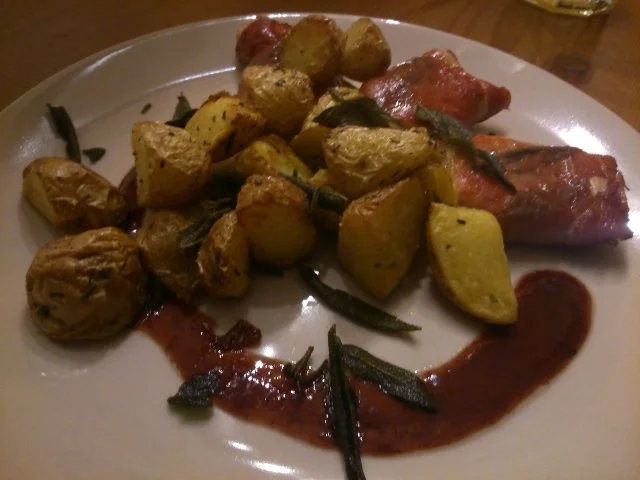 Rezept: Hähnchen- Saltimbocca mit Rosmarinkartöffelchen, Rotweinreduktion und knusprigem Salbei Bild Nr. 7 Hähnchen- Saltimbocca mit Rosmarinkartöffelchen, Rotweinreduktion und knusprigem Salbei - Rezept - Bild Nr. 7