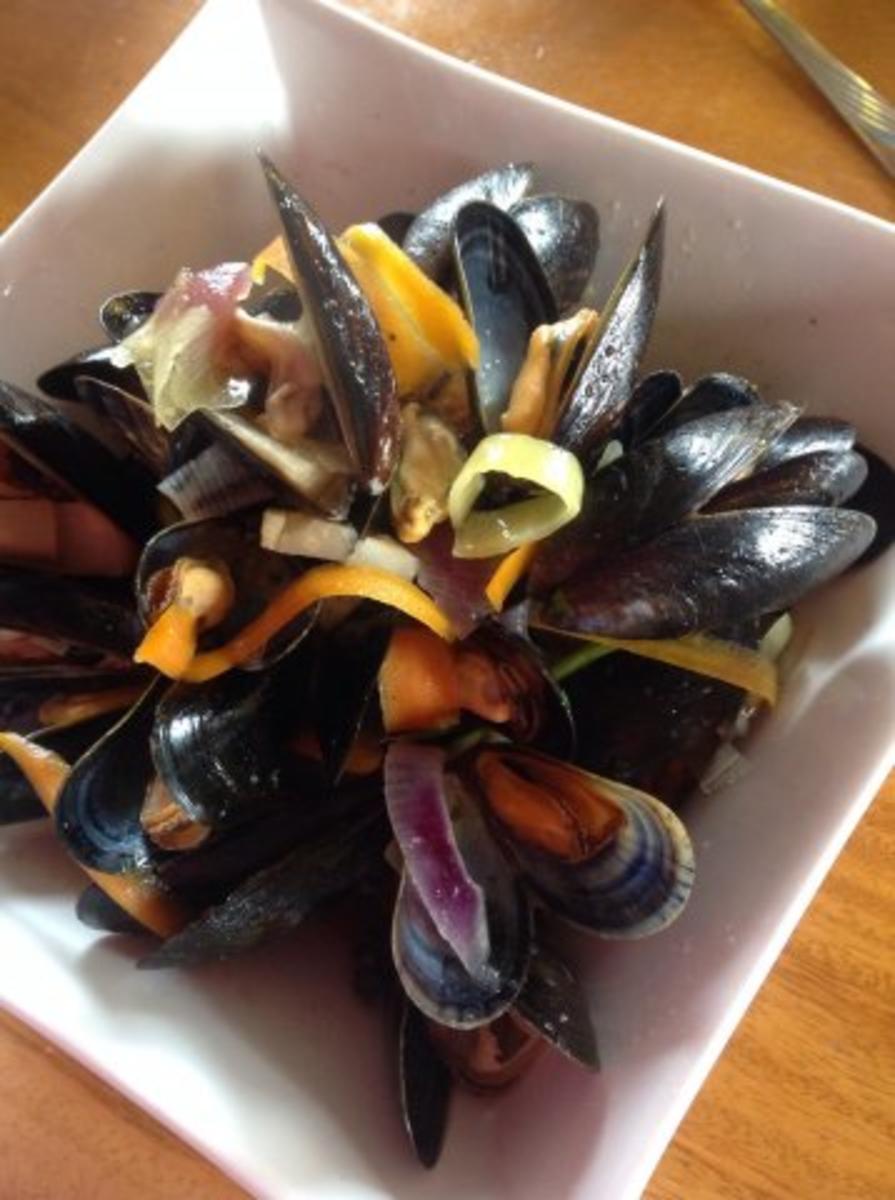 Die Muschelzeit Beginnt Lecker Miesmuscheln In Gemuse Weisswein Sud Rezept Kochbar De